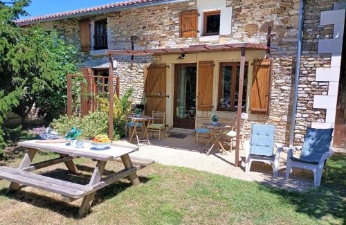 Saint-Jean-de-Sauves Casa | Holiday Home in Loire near Castles and Nature