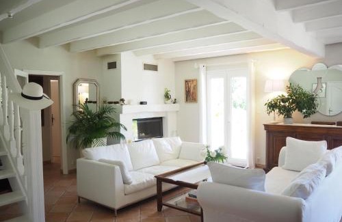 Villes-sur-Auzon Casa | Holiday Home in Villes-sur-Auzon with Pool
