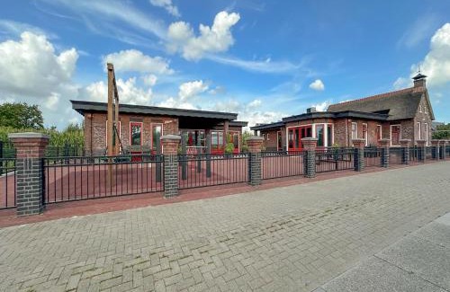 Jistrum Casa | Holiday Home in Friesland near Canal & Lake