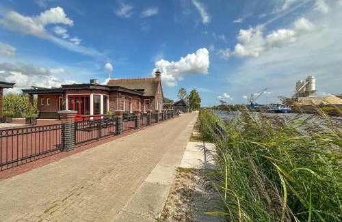 Jistrum Casa | Holiday Home in Friesland near Canal & Lake, cleaning included