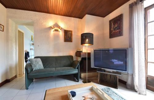 Grury Casa | Holiday Home in Grury with Pool & Garden