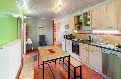 Nadrin Casa | Holiday Home in Houffaliz With Garden