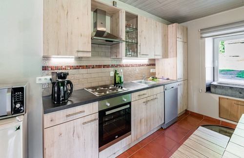 Nadrin Casa | Holiday Home in Houffaliz With Garden