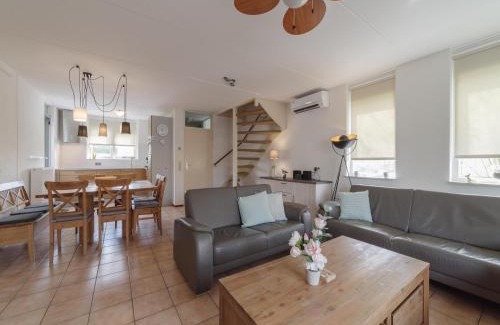 Wemeldinge Casa | Holiday Home in Quiet Park with Garden
