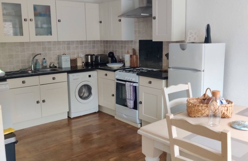 Langoelan Casa | Casa de Vacaciones 'Jasmine' con Terraza Privada, Jardín Privado y Wi-Fi