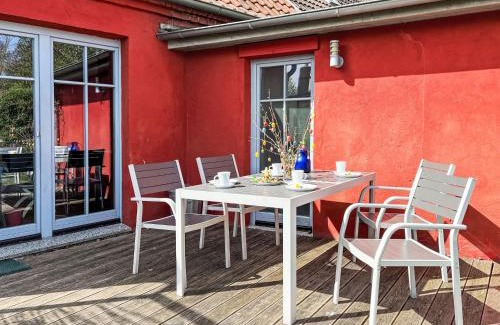 Leopoldshagen Casa | Holiday Home Kapitänshaus Leo by Interhome