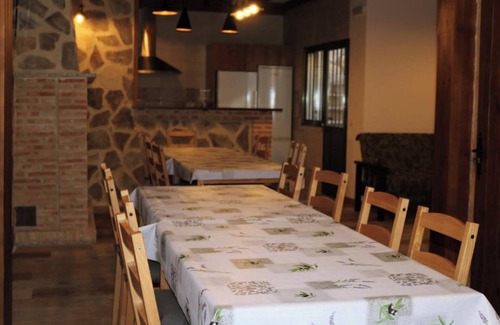 Los Navalucillos Casa | Casa de vacaciones 'La Cerecera' con terraza privada, Wi-Fi y aire acondicionado