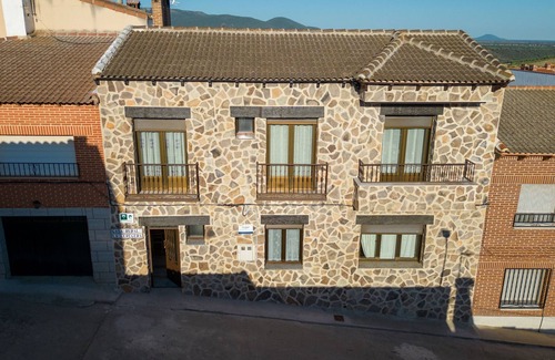 Los Navalucillos Casa | Casa de vacaciones 'La Cerecera' con terraza privada, Wi-Fi y aire acondicionado