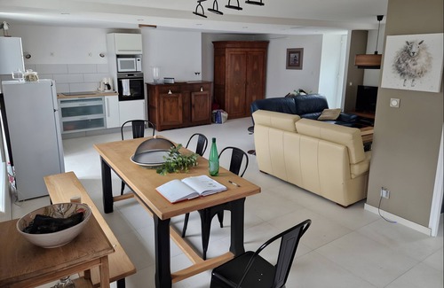 Roz-sur-Couesnon Casa | Casa de vacaciones 'Les Hortensias' con terraza privada, Wi-Fi y aire acondicionado