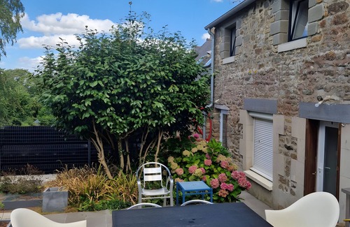 Roz-sur-Couesnon Casa | Casa de vacaciones 'Les Hortensias' con terraza privada, Wi-Fi y aire acondicionado