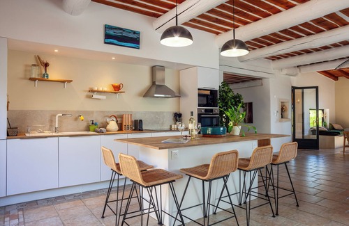 Auriol Casa | Casa de vacaciones 'La Bastide Des Oliviers' con vistas a la montaña, Wi-Fi y aire acondicionado
