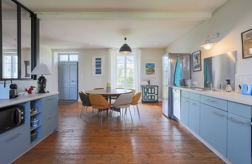Locquirec Casa | Holiday Home 'La Défatigue' with Sea View, Private Terrace and Wi-Fi