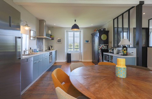 Locquirec Casa | Holiday Home 'La Défatigue' with Sea View, Private Terrace and Wi-Fi