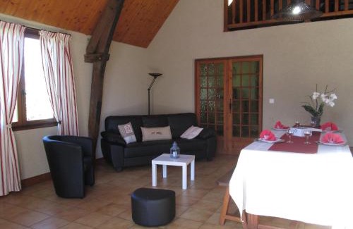 Saint-Jean-Lagineste Casa | Holiday Home La Grange by Interhome