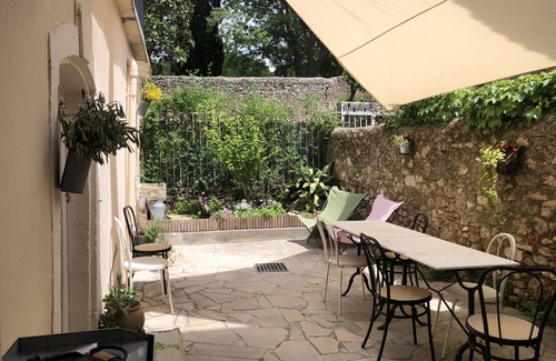 Montpeyroux Casa | Holiday Home 'La Maison De Marie' with Private Terrace and Wi-Fi