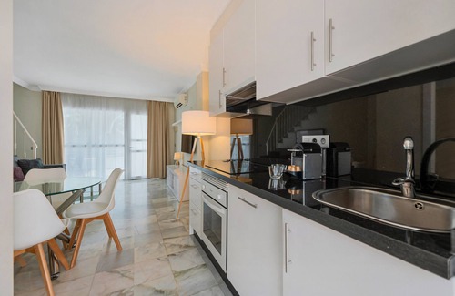 Urbanización Hacienda las Chapas Casa | Casa Vacacional 'Latifa' con Piscina Compartida, Wi-Fi y Aire Acondicionado