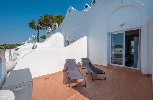 Urbanización Hacienda las Chapas Casa | Casa Vacacional 'Latifa' con Piscina Compartida, Wi-Fi y Aire Acondicionado