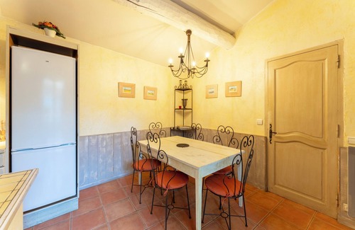 Velleron Casa | Casa de vacaciones 'Le Patio' con piscina compartida, terraza privada y Wi-Fi