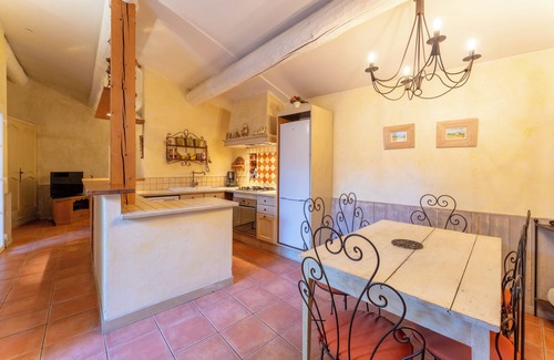 Velleron Casa | Casa de vacaciones 'Le Patio' con piscina compartida, terraza privada y Wi-Fi