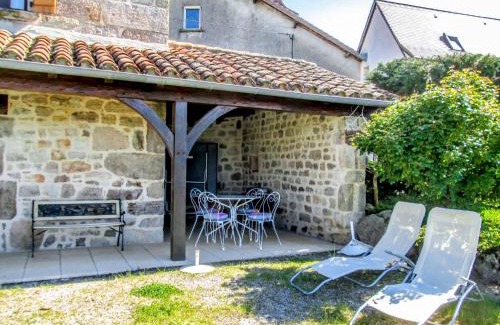 Saint-Jean-Lagineste Casa | Holiday Home Le Pigeonnier by Interhome
