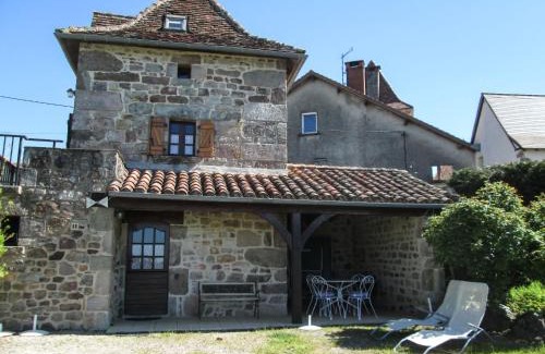 Saint-Jean-Lagineste Casa | Holiday Home Le Pigeonnier by Interhome