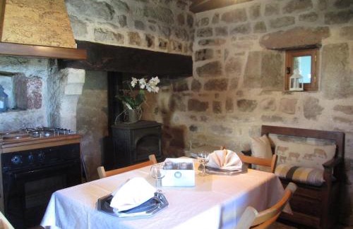 Saint-Jean-Lagineste Casa | Holiday Home Le Pigeonnier by Interhome