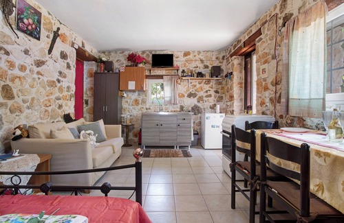 Agia Marina Casa | Casa de vacaciones "Lithahiro Stone House" con terraza privada