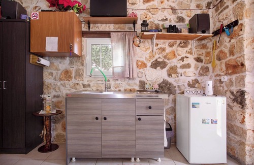 Agia Marina Casa | Casa de vacaciones "Lithahiro Stone House" con terraza privada