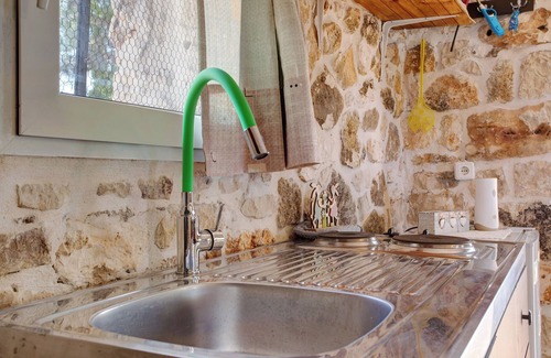 Agia Marina Casa | Casa de vacaciones "Lithahiro Stone House" con terraza privada