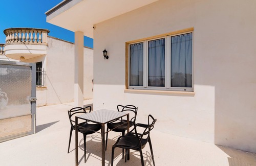 Sant'Isidoro Casa | Casa de vacaciones 'Lu Sule' con vistas al mar, jardín compartido y aire acondicionado