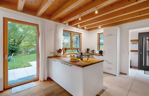 Huzenbach Casa | Casa de vacaciones 'Lug Ins Tal - Ferienhaus' con vistas a la montaña, terraza privada y Wi-Fi