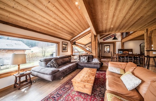 Vacheresse Casa | Holiday Home 'Maison Du Bûcheron' with Mountain View, Private Terrace and Wi-Fi