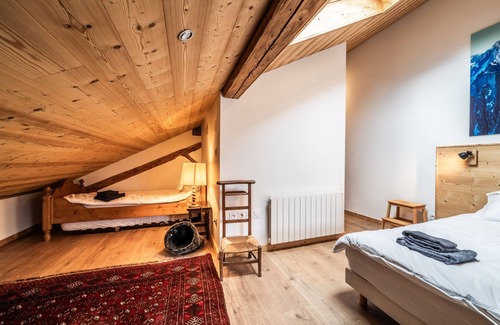 Vacheresse Casa | Holiday Home 'Maison Du Bûcheron' with Mountain View, Private Terrace and Wi-Fi