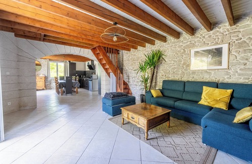 Saint-Herblain Casa | Casa de vacaciones 'Manoir De L'aisnerie Le Pavillon' con terraza privada, jardín privado y Wi-Fi