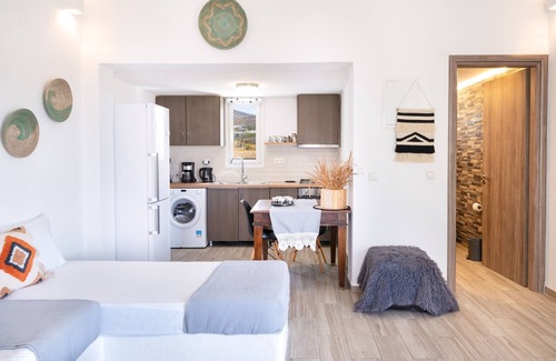 Ios Casa | Holiday Home 'Mentas House' with Private Terrace, Wi-Fi and Air Conditioning