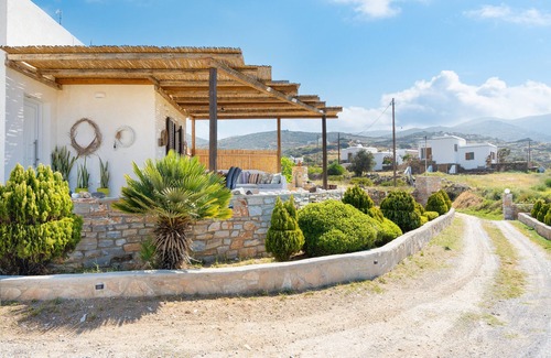 Ios Casa | Holiday Home 'Mentas House' with Private Terrace, Wi-Fi and Air Conditioning