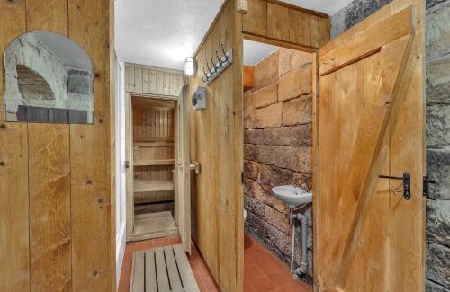 Hrensko Casa | Holiday Home Mezná u Hřenska by Interhome