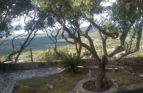 Alonia Casa | Holiday Home 'Mouzakis House' with Sea View, Wi-Fi and Air Conditioning