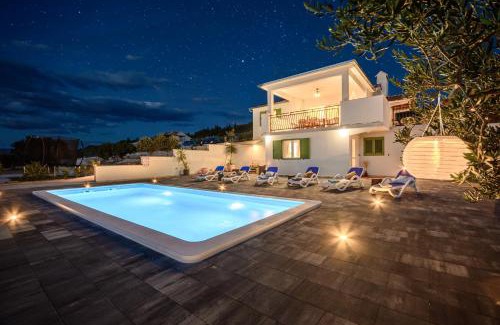 Splitska Casa | Holiday Home Nono Ante with heated pool