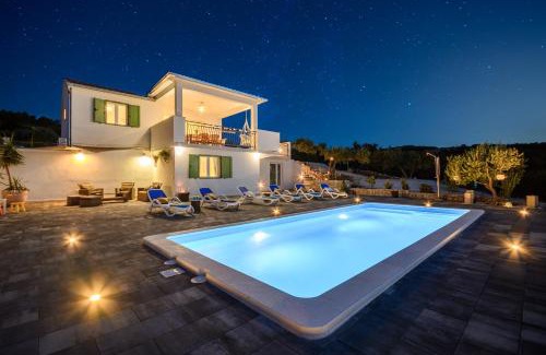 Splitska Casa | Holiday Home Nono Ante with heated pool