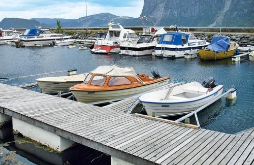 Hyllestad Casa | Holiday Home Oasen by Interhome