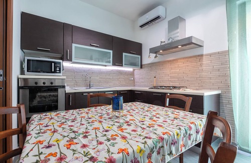 Porto Torres Casa | Casa de vacaciones 'Oikos 58' con terraza privada, Wi-Fi y aire acondicionado