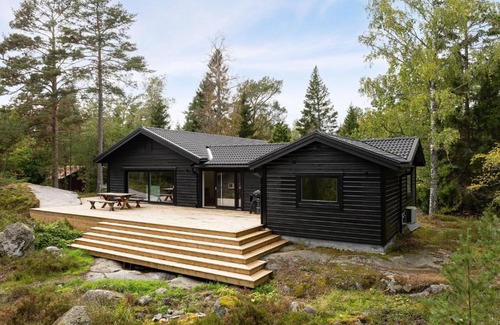 Sodersvik Casa | Holiday home on Radmanso, Norrtalje with lake view