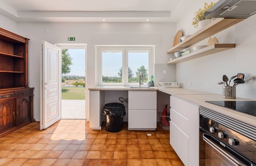 Palhais Casa | Holiday Home 'Palmela Sunset Villa' with Mountain View, Private Pool and Wi-Fi