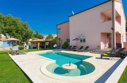 Orihi Casa | Holiday Home Paus by Interhome