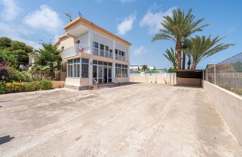 Benicarlo Casa | Casa de vacaciones 'Planta Baja La Malvarrosa' con vistas al mar, terraza privada y Wi-Fi