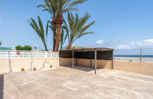 Benicarlo Casa | Casa de vacaciones 'Planta Baja La Malvarrosa' con vistas al mar, terraza privada y Wi-Fi