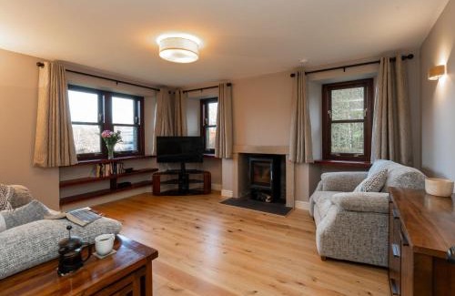 Inverarnie Casa | Holiday Home Rose Cottage by Interhome