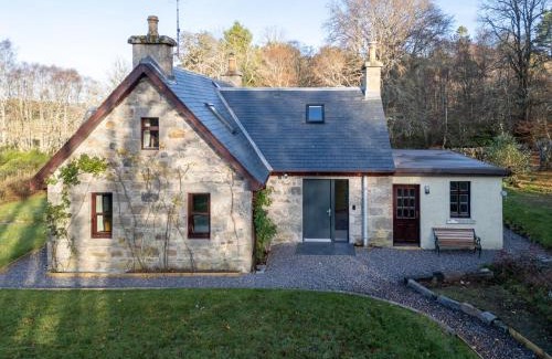 Inverarnie Casa | Holiday Home Rose Cottage by Interhome