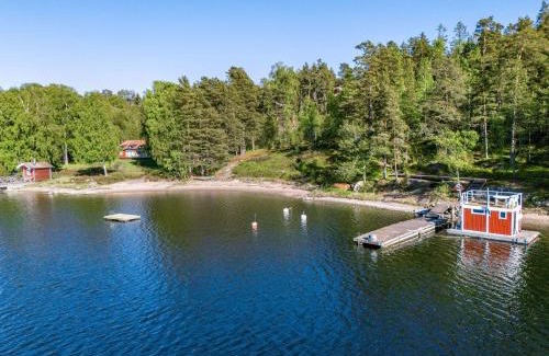 Stavsnas Casa | Holiday Home Smultronstället by Interhome